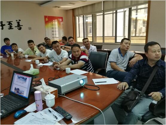 版纳终端公司驾驶怨嘏成顺（后排右一）参与安全培训