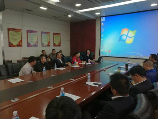 保山移动综合部总经理李梅（前排右一）在培训会上讲话。