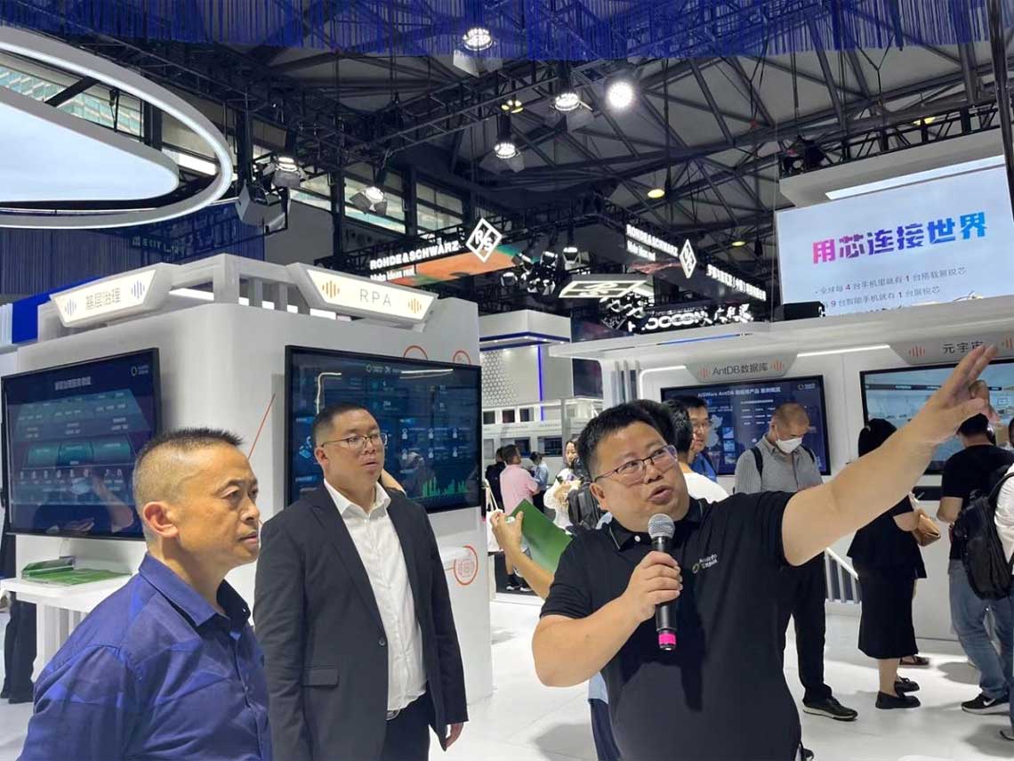 专心听取亚信科技解说智慧政务大平台和数据筛选以及火车车厢鉴别