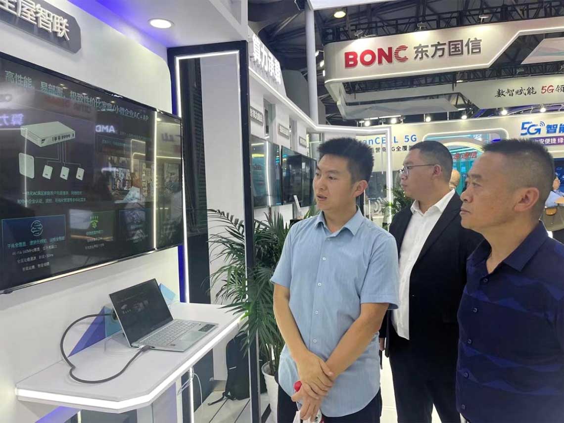 参观全屋智联展区，陈光平进行介绍